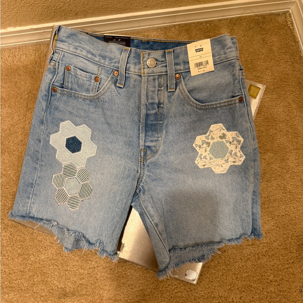 LEVI’S 501 MID THIGH WOMEN'S SHORTS GEO FLORAL APLIQUÉ - Picture 9 of 11